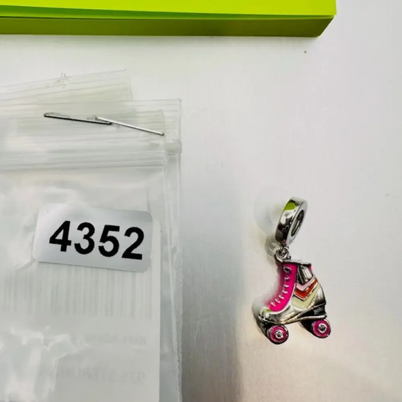 NEW Roller Skate Shoes Dangle Charm Pendant 925 Sterling Silver - Picture 4 of 4